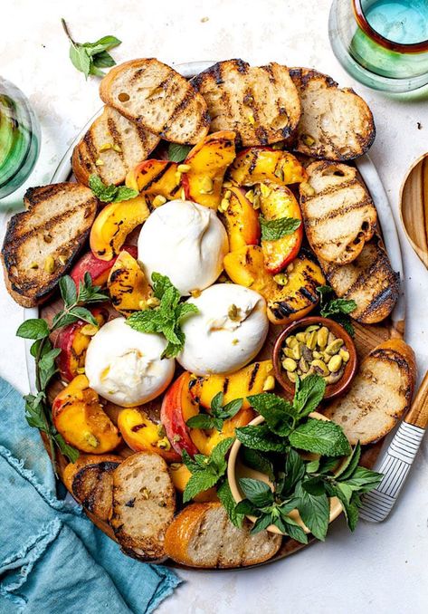 Bbq Dinner Recipes, Summer Bbq Recipes, Mozzarella Salad, Panzanella Salad, Bbq Dinner, Grilled Bread, Bbq Ideas, Dinner Party Summer, Easy Bbq