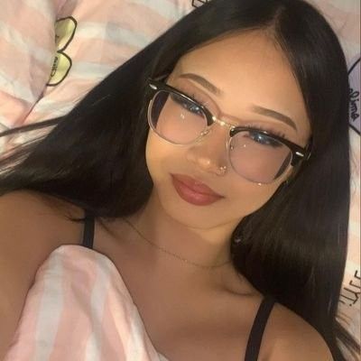 Cute Latina Makeup, Pretty Asians With Glasses, Glasses Selfie Ideas, Baddies With Glasses, Latina Glasses, Latina With Glasses, Makeup Looks With Glasses, Asian Lips, Braces And Glasses