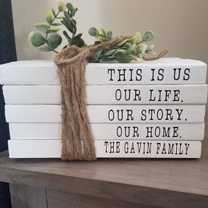 Book Decor Ideas, Books Stacked, Diy Farmhouse Decoration, Wood Books, Stamped Books, Farmhouse Books, Old Book Crafts, Stacked Books, Thanksgiving Signs