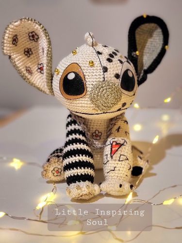 Stitch figurine au crochet #knittedtoys #handmadetoys #knittedtoysfreepatternsbunnies #knittedtoysfreepatternseasycute Crochet Simple Patterns, Horror Movie Crochet Patterns Free, Crochet Stitch Disney, Unicorn Knitting Pattern, Stitch Amigurumi, Disney Amigurumi, Stitch Crochet Pattern, Crochet Pour Halloween, Disney Crochet Patterns