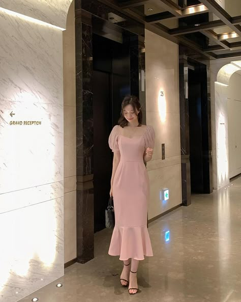 Black Top Formal Outfit, Korean Wedding Guest Dress, Korean Dress Outfit Elegant, Sunday Dress Mizo Simple, Korean Style Dress Elegant, Elegant Midi Dress Classy Simple, Korean Wedding Guest Outfit, Elegant Midi Dress Classy, Dress Korean Style Simple