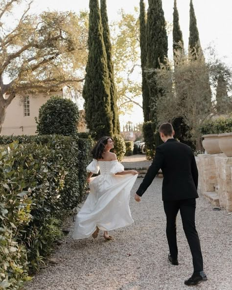 Instagram • Direct Wedding Garden Photoshoot, Wedding Photoshoot Garden, Parkwood Estate Engagement Shoot, Filoli Gardens Photoshoot, Engagement Ideas Photoshoot, Engagement Photos In Garden, Vizcaya Photoshoot, Weddings 2025, Parkwood Estate