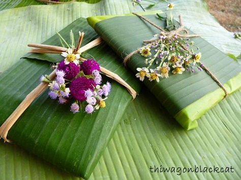 Banana Leaves Decoration, Banana Leaf Decor Wedding, Banana Leaf Decor, Indian Wedding Invitation Cards, Wedding Gifts Packaging, Banana Leaves, Creative Gift Wrapping, Diy Gift Wrapping, Snacks Für Party