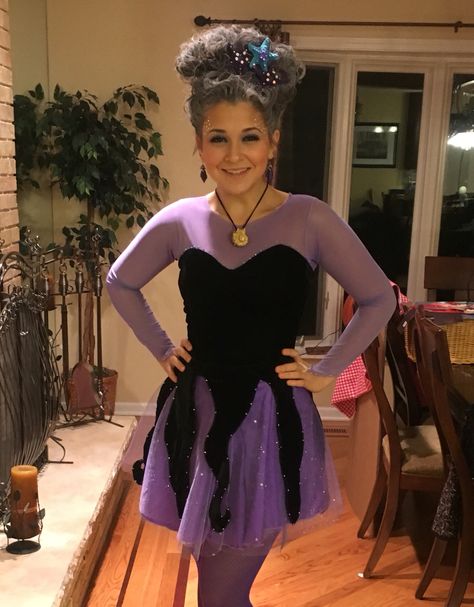 Fun! Longer dress Ursula Costume Diy, Ursula Costume, Disney Characters Costumes, Disney Dress Up, Easy Diy Costumes, Mermaid Halloween, Hallowen Costume, Disney Halloween Costumes, Running Costumes