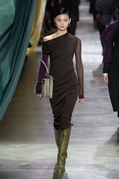 Fendi Fall 2024 Ready-to-Wear Runway, Fashion Show & Collection Review [PHOTOS] Fendi Fashion Show, Milan Fashion Week Runway, Fendi Fashion, 2024 Fashion Trends, Milano Fashion Week, Fall Winter 2024, Hottest Fashion Trends, 2024 Fashion, Fashion Show Collection