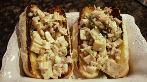 Roasted hearts of palm are tossed in a zesty blend and served on toasted bread for this vegan version of the classic New England lobster roll. Hearts Of Palm Recipes, Vegan Lobster, Vegan Eggplant Recipes, Spinach Bites, Vegan Meat Substitutes, Great Vegan Recipes, Heart Of Palm, Vegan Dinner Recipes Easy, Quick Vegan