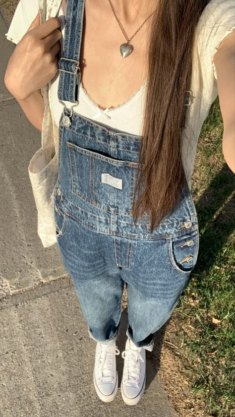 Overalls Outfit Aesthetic Summer, Preppy Overalls Outfit, Coquette Overalls Outfit, Outfit Inspo Overalls, Denim Overalls Outfit Summer, Cute Outfits With Overalls, Jumper Outfit Denim, 1989 Taylor Swift Concert, Overall Outfits Summer