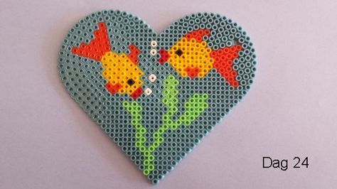 Melted Bead Crafts, Melty Bead Designs, Melt Beads Patterns, Christmas Perler Beads, Melty Bead Patterns, Easy Perler Beads Ideas, Fuse Bead Patterns, Hook Rug, Hama Beads Design