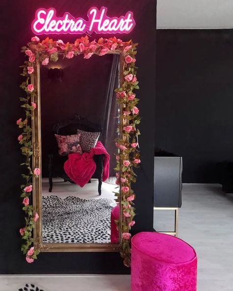 Edgy Bedroom, Beauty Shop Decor, Beauty Room Salon, Decorate For Halloween, Esthetician Room Decor, Esthetics Room, Salon Suites Decor, Nail Salon Decor, Landscaping Flowers