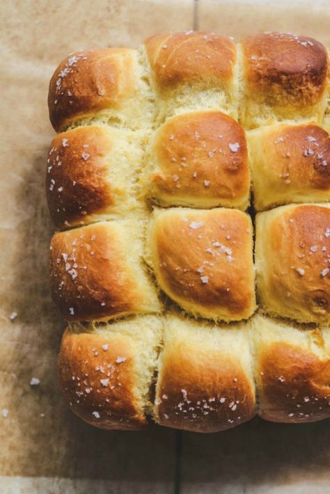 These soft and fluffy No Knead Dinner Rolls are easy enough for even the novice baker to make. Dough could be prepped a day ahead and baked the next day, which makes them perfect for the holidays! #bread #baking #nokneadbread #rolls #thanksgiving #recipe #savoringitaly Butter Dinner Rolls, Red Star Yeast, Baked Rolls, Homemade Dinner Rolls, Dinner Rolls Recipe, Homemade Dinner, Food Magazine, Bread Rolls, Dinner Rolls