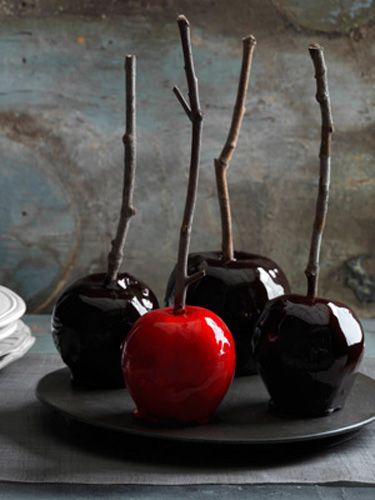 Decadently Dark Candy Applescountryliving Festa Hotel Transylvania, Halloween Candy Apples, Candied Apples, Creepy Halloween Food, Candy Apple Recipe, Halloween Apples, Spooky Candy, Red Delicious Apples, Bad Apple