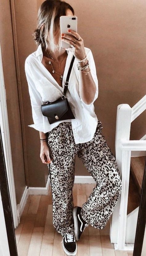 78b9cab19959e4af8ff46156ee460c74 Fashion Pants Outfit, Leopard Print Outfits, Leopard Print Pants, Outfit Trends, Print Pants, Looks Style, Mode Inspiration, Outfits Casuales, Look Fashion