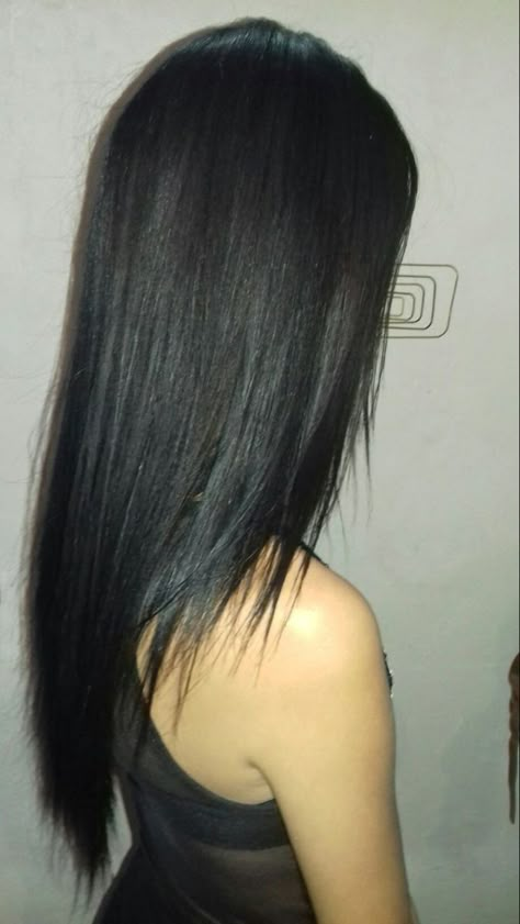 Latina Hair Layers, Black Hair Layers Straight, Straight Black Layered Hair, Black Straight Hair With Layers, Long V Hair, Black Straight Hair Layers, Long Sleek Haircut, Straight Hair V Cut, Latina Haircut Long