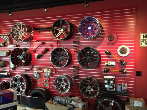 Tyre Shop Interior Design, Car Accessories Shop Interior Design, Auto Parts Store Design, Car Detail Shop, Automotive Showroom, Hot Wheels Room, Car Showroom Design, Store Architecture, Garage Design Interior