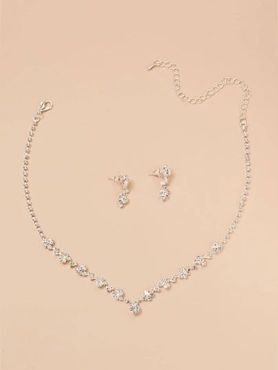 Hoco Jewelry, Silver Prom Jewelry, Outfits Dr, Prom Jewelry Sets, Quinceanera Jewelry, Jewellery Aesthetic, Bride Jewelry Set, Prom Necklaces, Simple Silver Jewelry