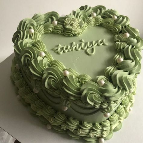 Heart Cake Designs, Vintage Cake Decorating, Heart Cake Design, Vintage Heart Cake, Heart Shaped Cake, Vintage Birthday Cakes, Pastel Cakes, Green Cake, Simple Cake Designs