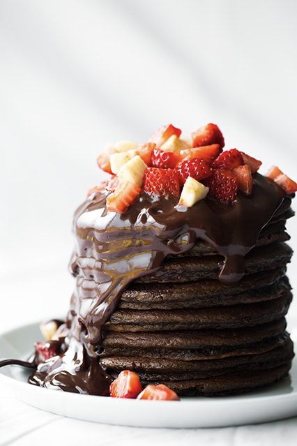 Creative Pancake Recipes, Pancake Bar, Strawberries And Bananas, Stack Of Pancakes, Nutella Cake, Chocolate Pancakes, God Mat, Cooking Classy, Chocolate Sauce