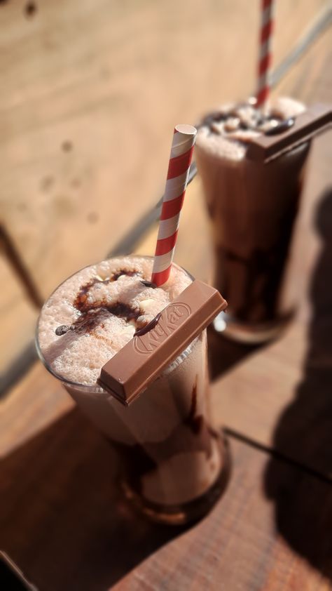 Milk shake
Restaurants
Beverages 
Chocolate
Chocolate milk shake
Kit-Kat Kit Kat Milkshake, Kit Kat Shake, Chocolate Milk Shake, Momo Food, Chocolate Milkshake, Milk Shake, Kit Kat, Anime Love Couple, Chocolate Fondue