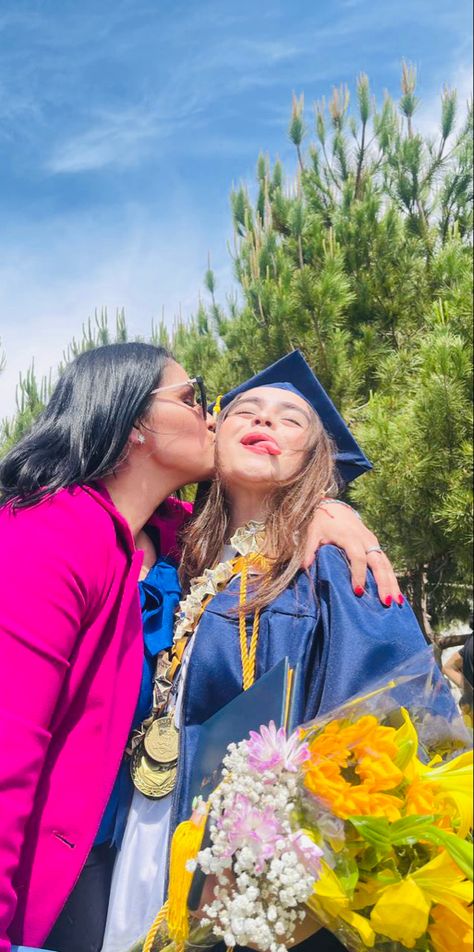 Graduation Pictures Mom And Daughter, Graduation Pictures With Mom, Mom And Daughter Grad Photos, Grad Pics With Parents, Mom Graduation Pictures With Kids, Graduation Photos With Flower Bouquet, Graduation Photography Poses, Graduation Photography, Grad Pics