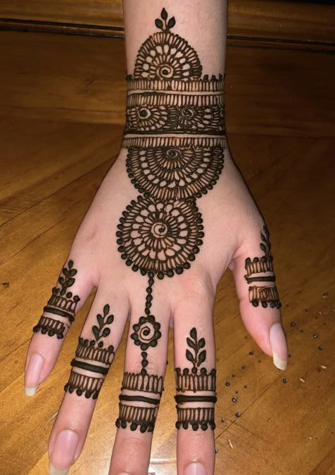 Mendhi Inside Hand Simple, Sistrology Iqra Kanwal Engagement, Very Easy And Simple Mehendi Designs, Mhendi Design Back Hand Easy, Mehndi Easy Design Simple, Back Hand Circle Mehndi Designs, Easy Mahendi Design Simple, Simple Mahendi Design For Hands, Mehendi Designs For Back Hands Simple