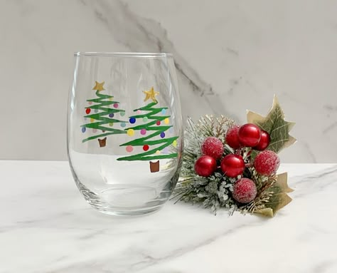 Holiday Wine Glasses Paint, Paint Wine Glasses Easy, Xmas Glass Painting, Christmas Wine Glass Ideas, Glass Painting Christmas Ideas, Painting Ideas On Wine Glasses, Painting Christmas Wine Glasses, Christmas Wine Glass Painting Ideas, Wine Glass Painting Ideas Easy Christmas