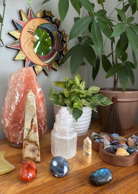 Crystal Core Room Ideas, Healing Crystals Aesthetic, Crystal Bedroom, Crystal Room Decor, Hippie Room, Hippie Bedroom, Crystal Room, Hippy Room, Crystal Table