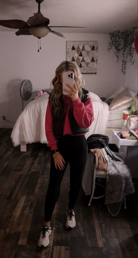 Simple Fair Outfits, Comfort Outfits Lazy Days, Athletic Winter Outfits Cold Weather, Greys Anatomy Outfit Ideas, Cute School Winter Outfits, Cute But Comfy Outfits Winter, Cute Comfy Outfits For Winter Leggings, T Shirt Leggings Outfit, Cute Outfits Ideas For School