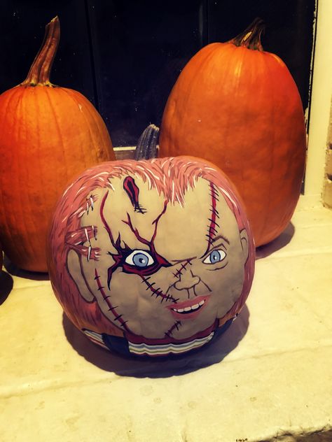 Chucky pumpkin painted Pumpkin Painting Designs Scary, Movie Theme Pumpkin Painting, Halloween Movie Pumpkin Painting, Scary Pumpkins Painting, Halloween Pumpkins Painted Scary, Scary Punkin Painting, Scary Painting Pumpkins, Painted Scary Pumpkins, Pumpkin Decorating Contest Scary