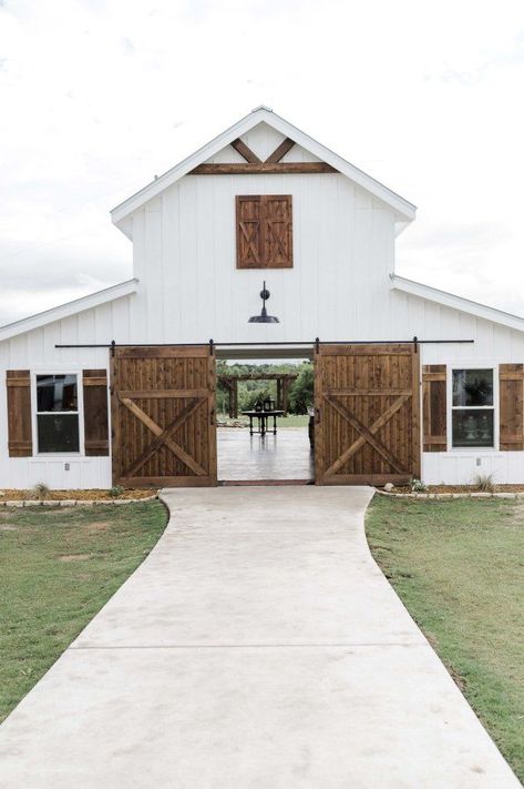 Horse Barn Designs, Barn Shop, Barn Plans, Dream Barn, Barn Design, Casa Exterior, Farm Barn, Barn Style House, Doors And Windows