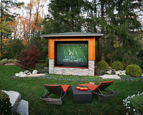 Outdoor Lounge Chairs and Home Theater System - Outdoor Media Entertainment Room for Garden Fun Modern Outdoor Seating Area, Modern Outdoor Seating, Affordable Backyard Ideas, Large Backyard Landscaping, Tv Ideas, Outdoor Movie Screen, Patio Grande, Backyard Seating, Big Backyard