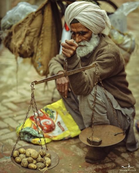 Old Punjabi Culture Pics, Punjabi Culture Photography, Punjabi Photography, Old Punjab, Punjabi Aesthetic, Punjab Culture, Labor Day Quotes, Street Photography People, Big Bazaar