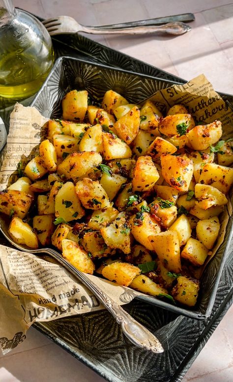 Crispy & Golden Batata Harra (Arabic Potatoes) - Hungry Paprikas Middle Eastern Potatoes, Arabic Potatoes, Spicy Potato Recipes, Turkish Potatoes, Patato Foods, Mediterranean Potatoes, Hungry Paprikas, Batata Harra, Spicy Potatoes