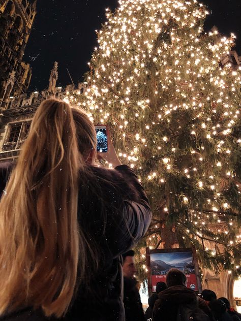 Christmas aesthetics Christmas Lights Picture Ideas, Christmas Lights Instagram Pictures, Christmas Lights Poses, Blonde Polaroid, Christmas Lights Photoshoot, Lights Photoshoot, Munich Christmas, Cabin Christmas Decor, Christmas Instagram Pictures