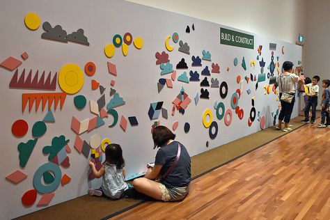 Interactive Wall For Kids, Stem Space Activities, Gallery Wall Museum, Art Exhibition Ideas, National Gallery Singapore, Kids Museum, Play Cafe, Kindergarten Interior, Exhibition Ideas