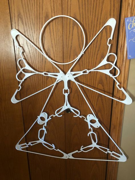 Made from plastic clothes hangers and painted embroidery hoop. Plastic Coat Hanger Angels, Plastic Clothes Hangers Crafts, Plastic Hanger Crafts, Hanger Angel, Painted Embroidery, Wire Hanger Crafts, Hanger Art, Hanger Christmas Tree, Candlewicking Embroidery