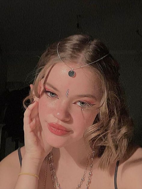 fairy core makeup look rhinestones glitter aesthetic girl Jackie Wyers Makeup, Fairy Core Makeup, Autumn Gilmore, Glitter Aesthetic, Core Fashion, Aesthetic Cottage, Spooky Fall, Skin Clear, Fairy Makeup