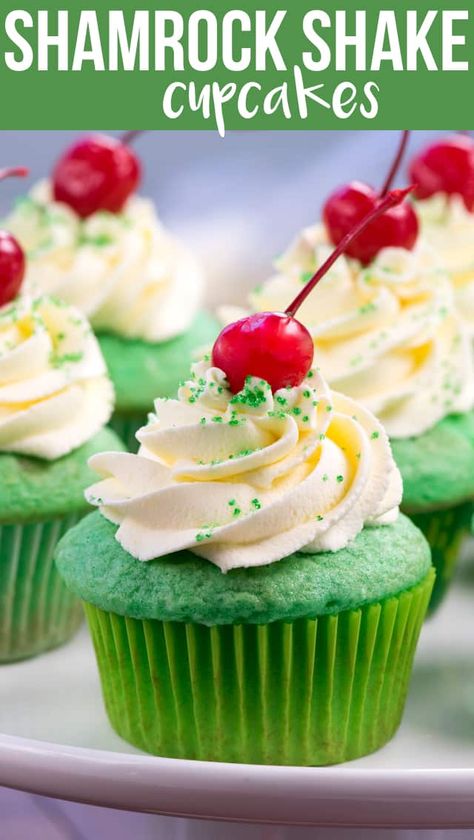 Make Shamrock Shake Cupcakes at home to remind you of your favorite St. Patrick's Day milkshake! Mint cupcakes topped with a vanilla milkshake frosting are perfect for any celebration. via @crazyforcrust Shamrock Shake Cupcakes, St Patricks Desserts, St Patricks Food, Mint Cupcakes, St Patricks Day Cakes, Green Frosting, Cupcakes Strawberry, Cupcakes Oreo, Cupcakes Christmas