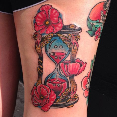 I really want a Wizard of Oz hourglass tattoo with poppies! Wizard Of Oz Poppy Tattoo, Hour Glass Tattoo Traditional, Wizard Of Oz Hourglass Tattoo, Gothic Hourglass Tattoo, Traditional Style Hourglass Tattoo, Sunflower Sleeve, Wizard Of Oz Tattoo, Oz Tattoo, Hourglass Tattoo