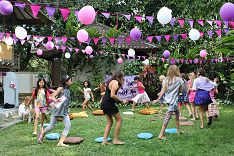 Sack Race Ideas Outdoor Games, Girls Party Games, Sack Race, Musical Chairs, Fiesta Tropical, Kids Party Games, Birthday Party Games, Block Party, Birthday Games