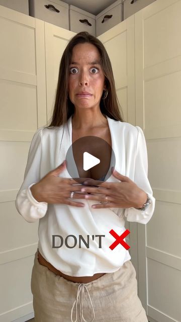 MARIA ALCALDE on Instagram: "✨ EASY SHIRT HACK ✨  #fashion #summer #shirt #hack #fashionhack #outfit #outfits #ootd #fashionstyle #fashionblogger #styleblogger #styleinspiration #stylefashion #outfitinspiration" Outfit With Shirts Women, Shirt Dresses Outfits, How To Wear Shirt Dress, Fashion Tricks Hacks, 2024 Outfits Summer, How To Dress Up A T Shirt, How To Style T Shirt, How To Style Your Clothes, Wrap Shirt Outfit