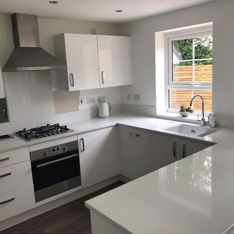 White is a neutral color choice that is suitable to be applied in any room and with any style. Now you can try this color in a U-shaped kitchen decoration with additional natural lighting coming in from the glass window. Sleek countertop with melamine wood is easier to clean using a cloth. Neutral Themed Color U Shaped Kitchen from @go_lo_home #kitchenlayout #kitchendecorideas L Style Kitchen Layout, L Form Kitchen Design, U Shaped White Kitchen, Long U Shaped Kitchen, Kitchen U Shape Layout, U Shaped Small Kitchen, Kitchen Designs Indian, U Shaped Kitchen Remodel, Modular Kitchen Colour