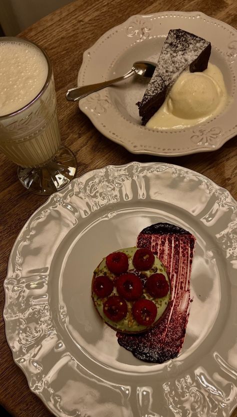 Restaurant Dessert Aesthetic, Dessert Restaurant Aesthetic, Rich Instagram Stories, Food Restaurant Near Me, Rich Dinner Aesthetic, Rich People Food, Romaticize Life, Fancy Restaurant Food, Fancy Dinner Aesthetic