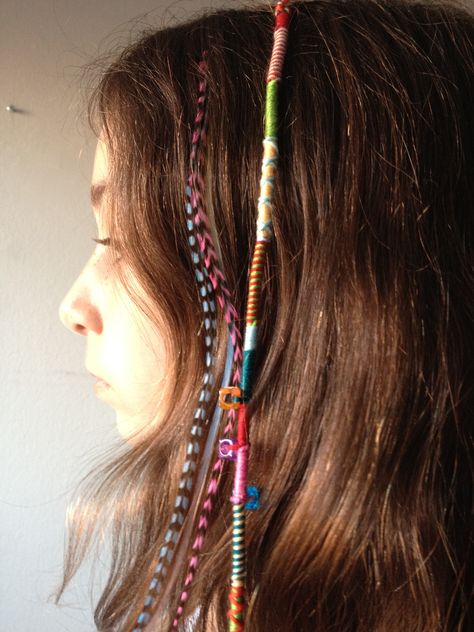 Hair wrap with friendship bracelet string, next to hair feathers. Hair Wraps Thread, String Hair Wraps, Princess Leia Hair, Boho Hair Wrap, Beautiful Brown Hair, Hair Yarn, Makeup Hacks Beauty Secrets, Hippie Hair, Hair Therapy