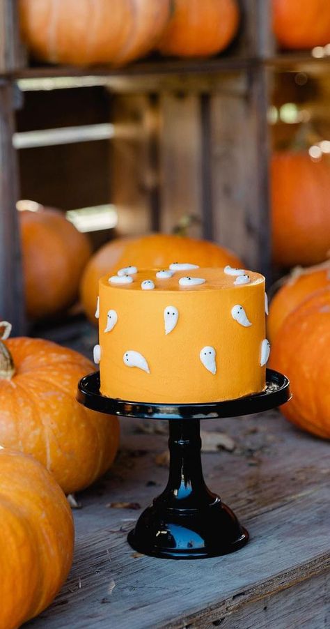 Happy Booday Cake, One Spooky Dude Birthday Cake, Diy Halloween Birthday Cake, Two Spooky Cake, Halloween Anniversary Cake, Simple Halloween Cake Designs, Spooky One Cake Smash, Pumpkin Design Cake, Ghost Smash Cake