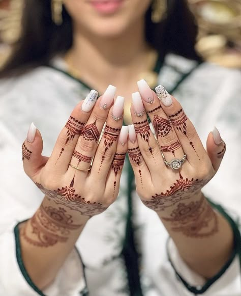 Nails With Mehendi Hands, Nails On Mehendi Hands, Nails Acrylic For Bride, Mehendi Nails Art, Bridal Nails With Mehendi, Indian Bridal Nails Designs Brides, Nail Extensions For Bride, Nikkah Nails, Nails For Indian Wedding