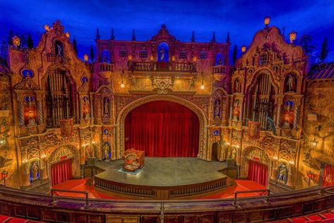 Tampa Downtown: Turn back in Time in Tampa Theatre Tampa Theatre, Tampa Downtown, Theatre Interior, Brothers Movie, Historic Restoration, Historical Monuments, Art House, Concert Hall, Classic Movies