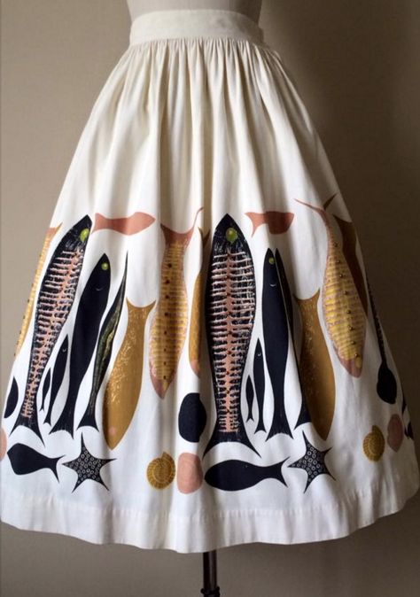 1950s novelty print skirt. this is so cute. never would have thought a fish print. Fish Print Dress, Fish Skirt, Painted Skirt, Skirt Circle, 50s Fashion Dresses, New Look Fashion, Casual Skirt Outfits, Print Ideas, Nightwear Women