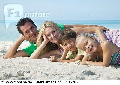 Photo ideas Beach Photography Family, Beach Photo Session, Family Beach Portraits, Family Portrait Poses, Family Picture Poses, Family Beach Pictures, Family Poses, Family Photo Pose, Beach Family Photos