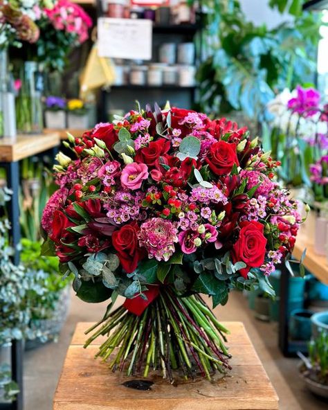 Matt Wasak on Instagram: "Tickled pink and red with this gorgeous bouquet! 💕❤️ I love how the combination of pink and red creates a bold and romantic statement in this arrangement. The pink ranunculus add a touch of sweetness and femininity, while the red roses and alstroemerias provide a pop of vibrant color. The mix of textures, including the eucalyptus and hypericum berries, adds depth and interest to the bouquet. I always enjoy creating floral arrangements that capture a mood or feeling, an Red And Pink Flower Arrangements, Red And Pink Bouquet, Ambience Decor, Pink And Red Flowers, Pink Flower Arrangements, Gorgeous Bouquet, Pink Ranunculus, Hypericum Berries, Pink Rose Bouquet