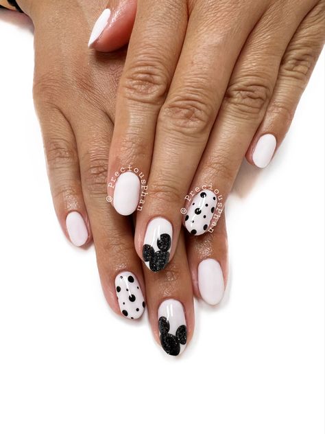 Disney White Nails, Cute Disney Nails Short, Nails Miki Mouse, Disney Nail Ideas For Short Nails, Disney Trip Nails, Black And White Disney Nails, Miki Nails, Disney French Nails, Mickey Mouse Acrylic Nails